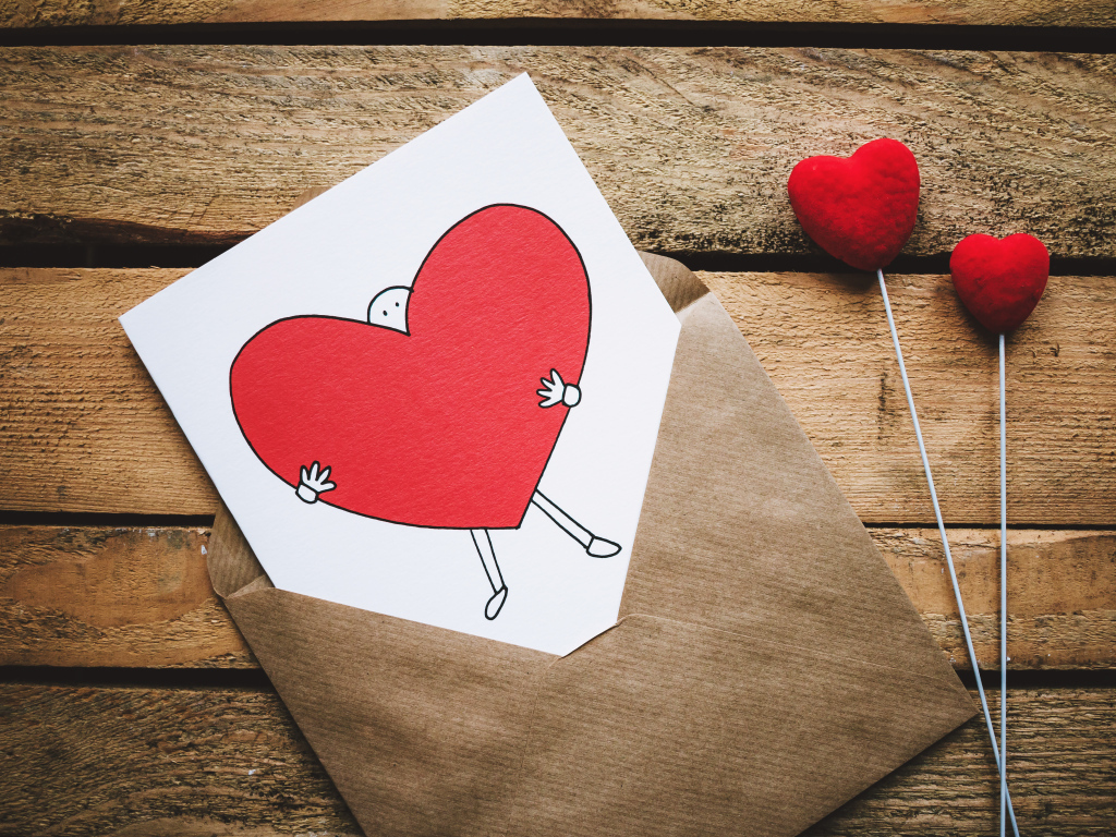 Конверт с нарисованным сердцем на столе