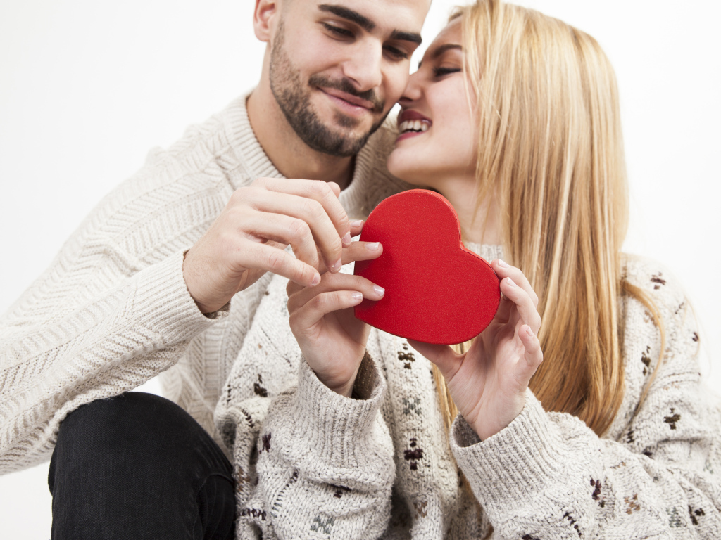 Красивая влюбленная пара с сердцем в руке