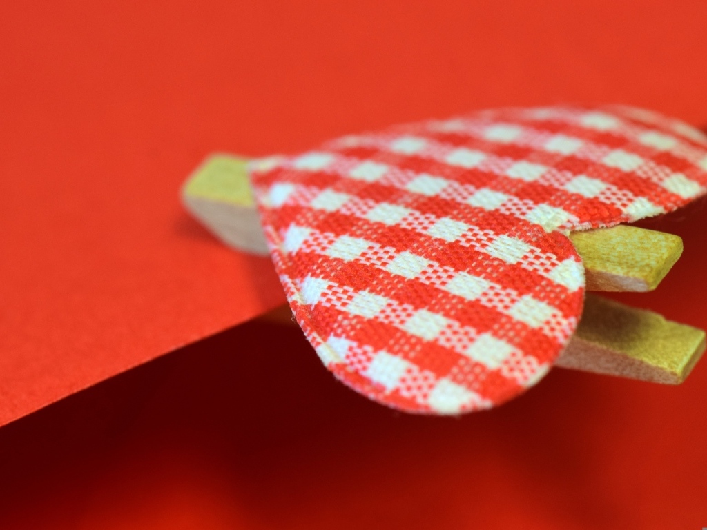 Прищепка с сердечком на красном конверте