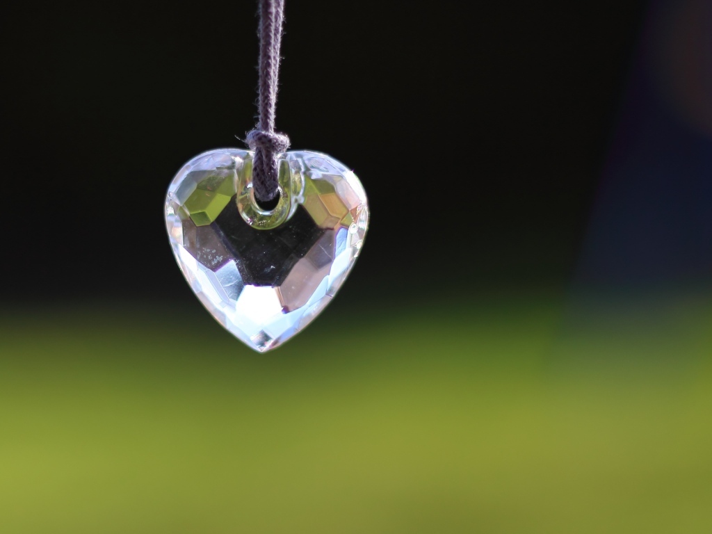 Хрустальное сердце на веревке