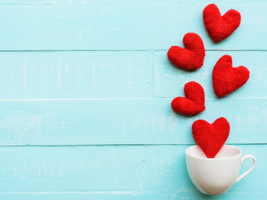 Чашка с сердечками на голубом фоне