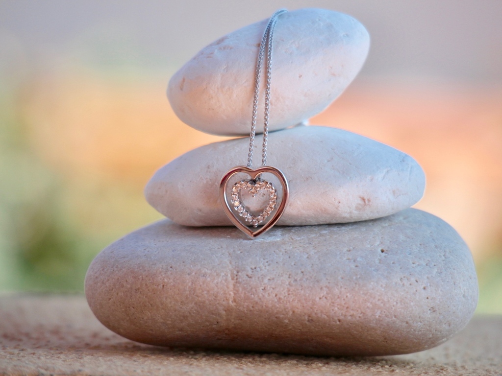 Кулон в форме сердца на камнях