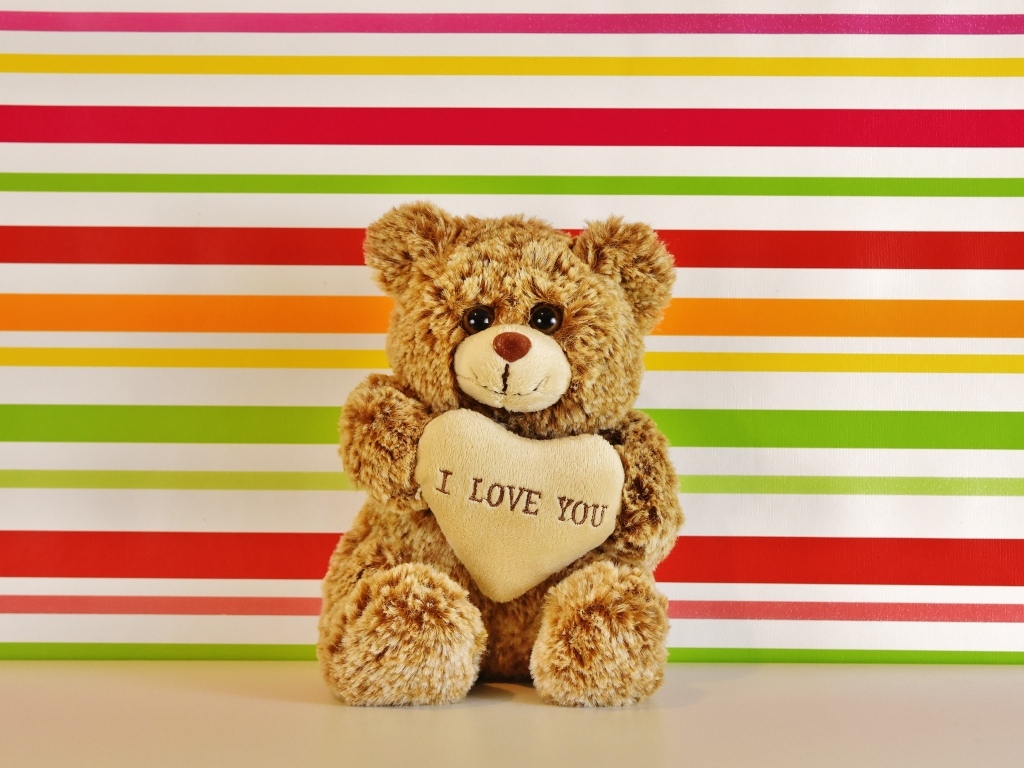 Плюшевый милый медвежонок с сердечком