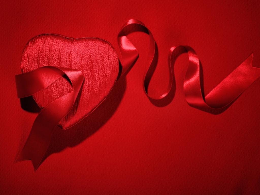 Красное атласное сердце с лентой
