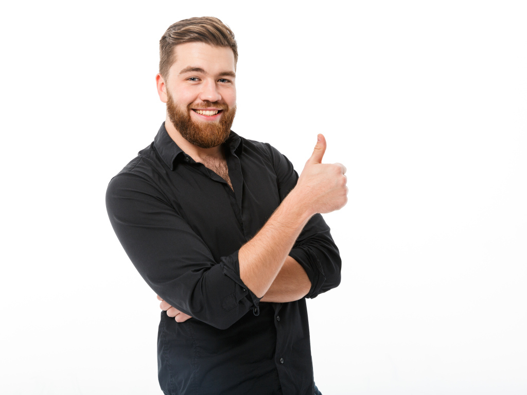 Улыбающийся мужчина с бородой показывает класс