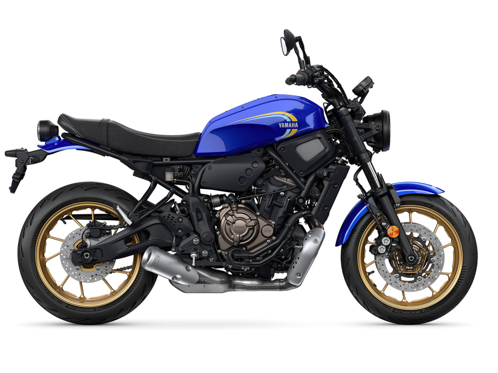 Мотоцикл Yamaha 700 на белом фоне