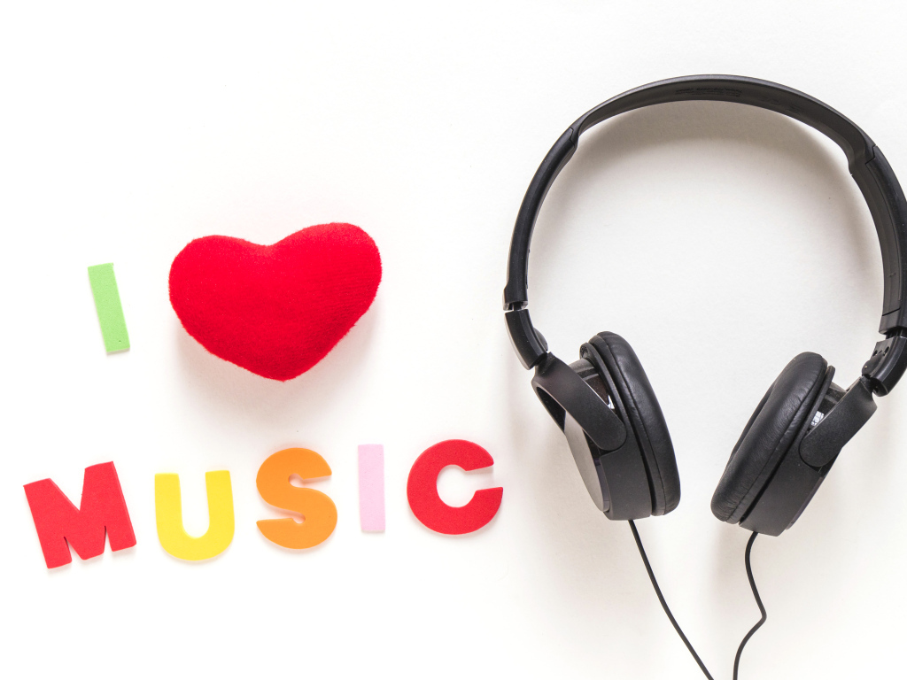 Черные наушники с надписью я люблю музыку