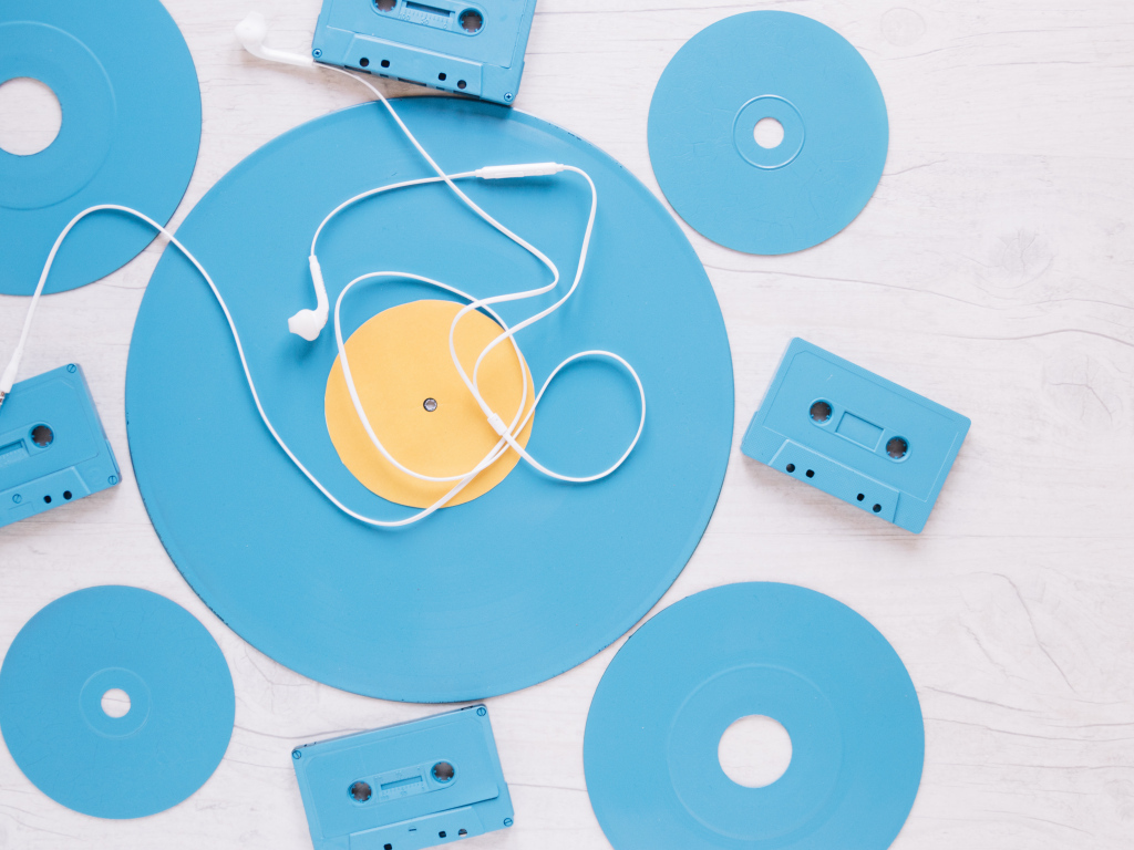 Голубые пластинки и кассеты на белом фоне