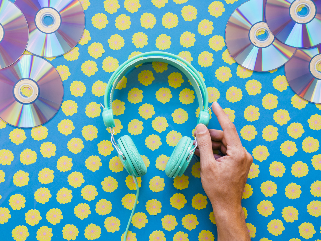 Наушники и диски на цветочном фоне