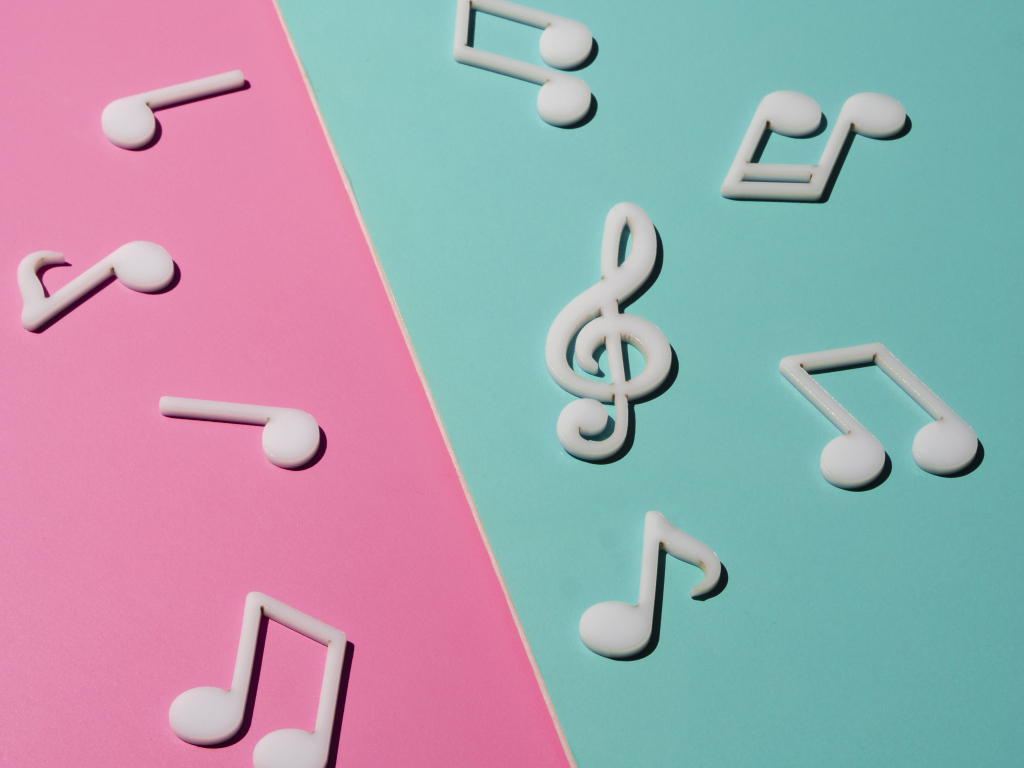 Розовый и голубой фон с нотами