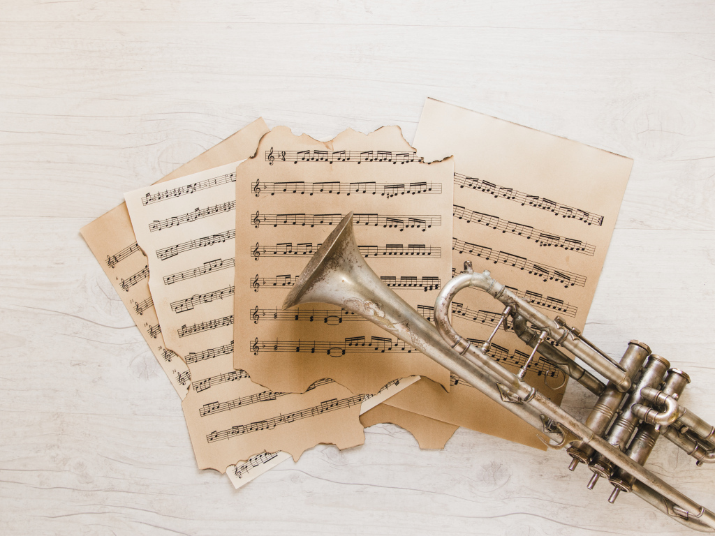 Труба и старые ноты на столе