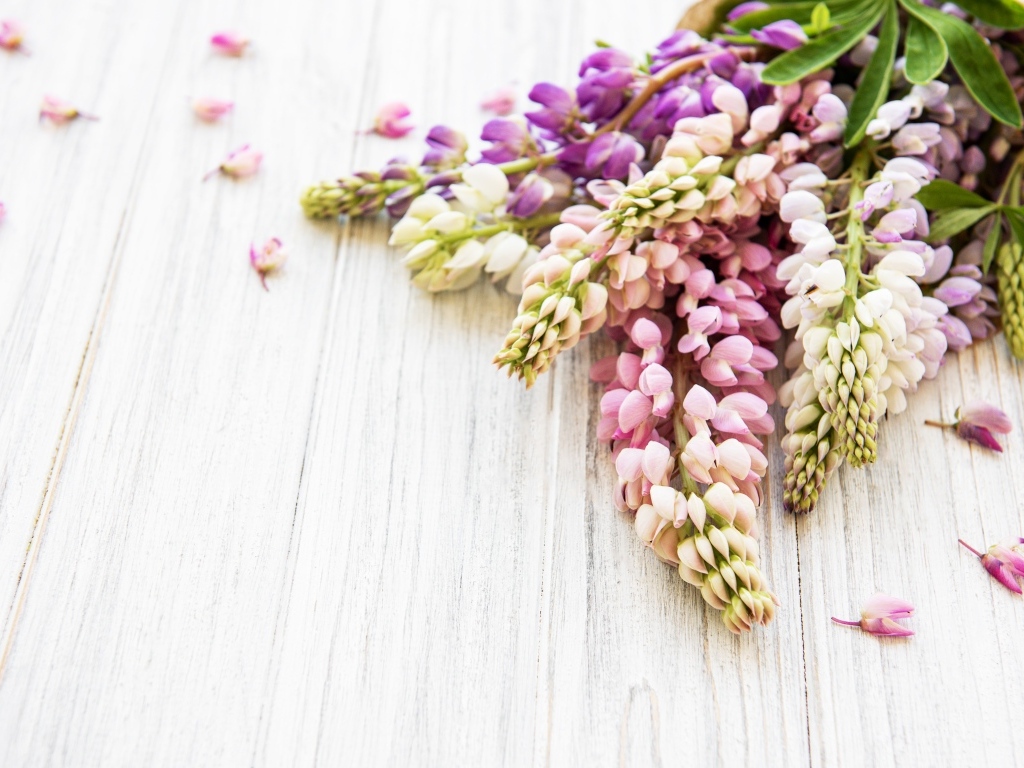 Букет люпинов на деревянном столе