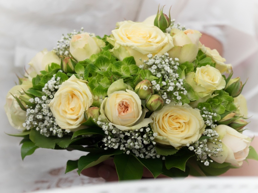 Букет невесты с цветами розы, гортензии и гипсофилы