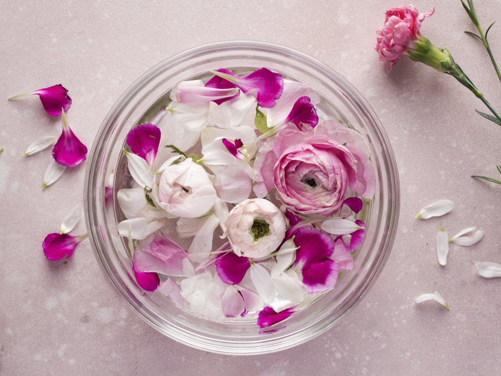 Стеклянный сосуд с оборванными цветами розы и лютика