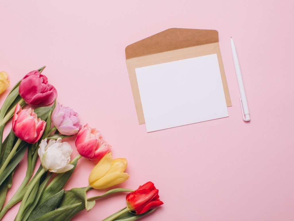 Письмо с букетом тюльпанов и ручкой на розовом фоне