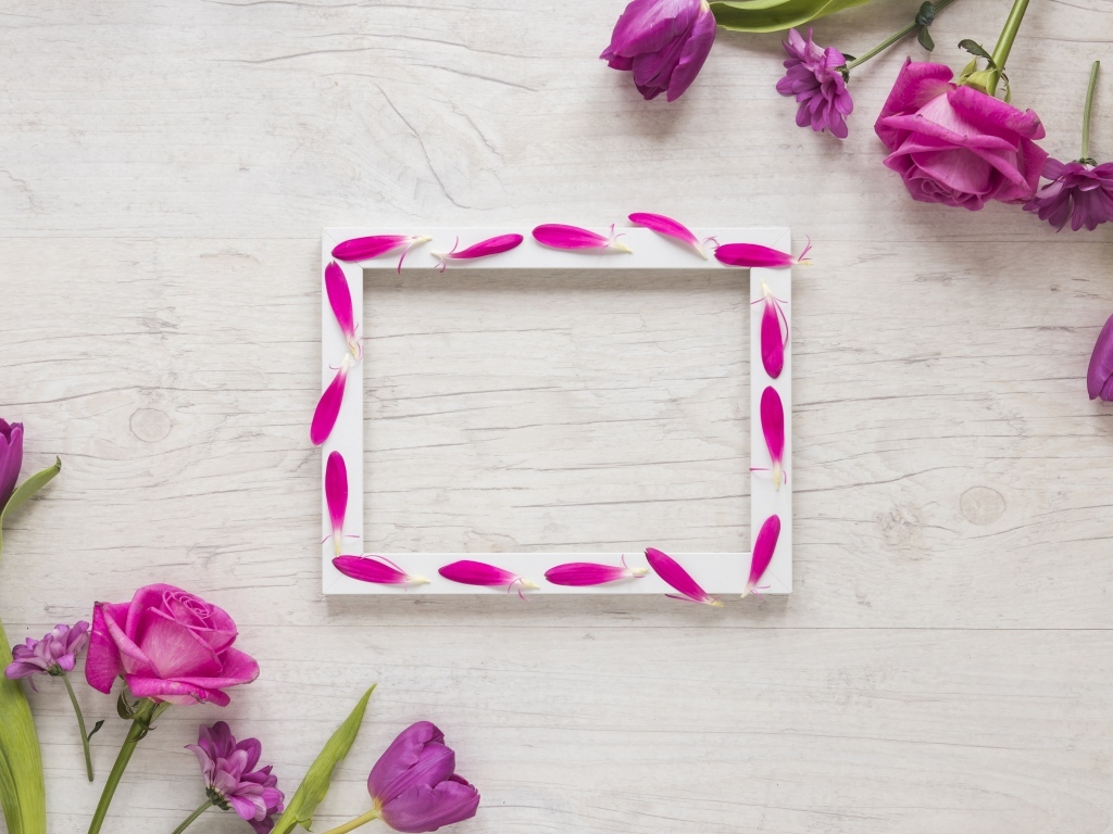 Рамка для фото в лепестках на деревянном фоне с цветами