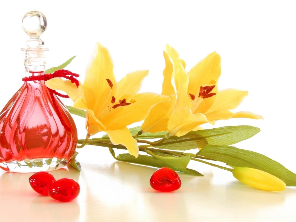Желтые лилии на белом фоне с духами