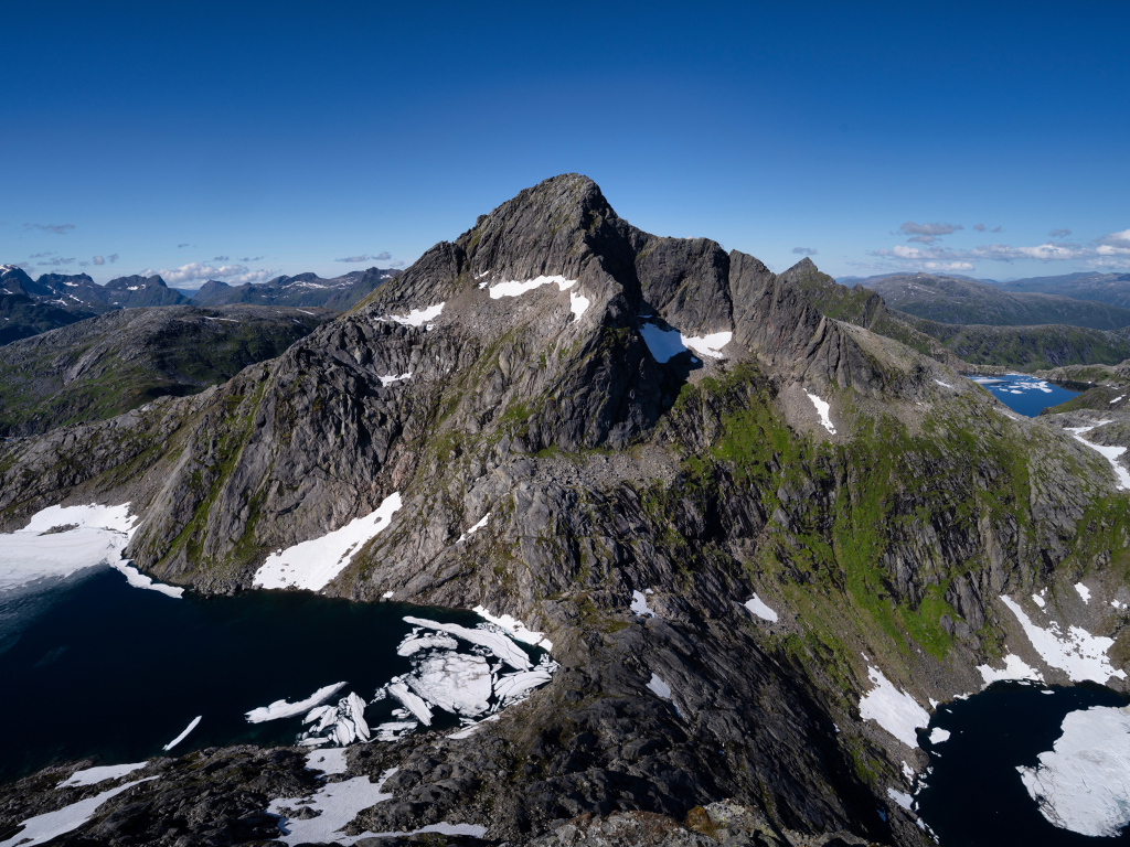 Вид на высокие горы под голубым небом