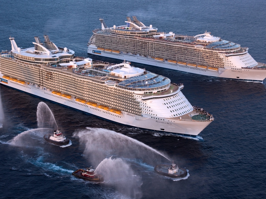 Два круизных лайнера в море