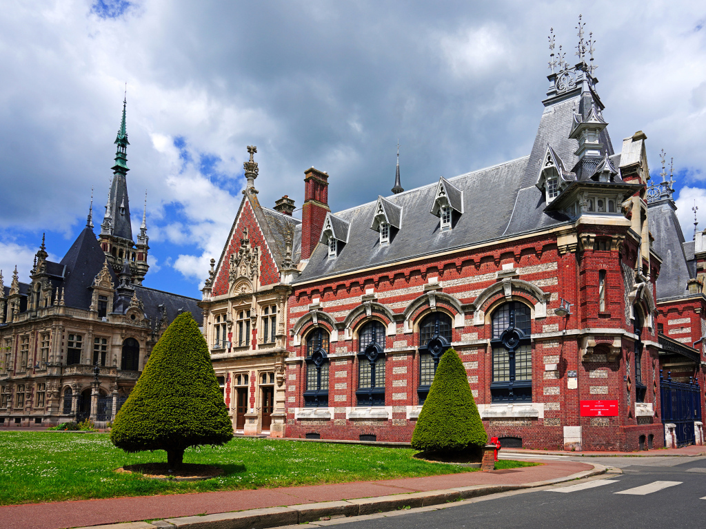 Газон у старинного здания, Франция