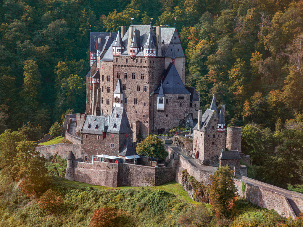 Высокий старинный замок Эльц, Германия