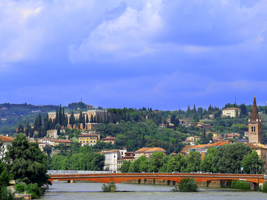 Вид на город и реку с мостом, Италия