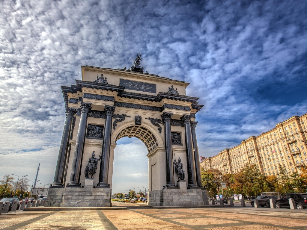 Триумфальная арка под красивым небом, Москва. Россия