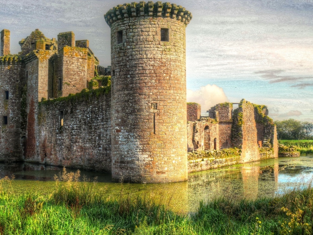 Старинный замок у пруда, Шотландия