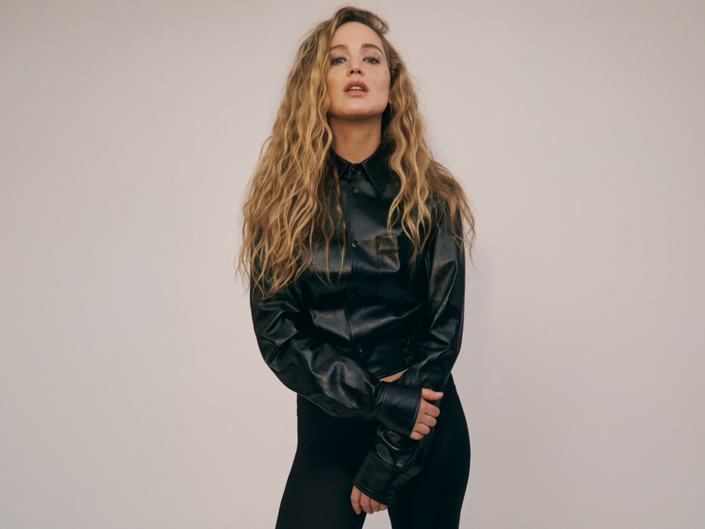 Актриса Дженнифер Лоуренс  в черном костюме на сером фоне