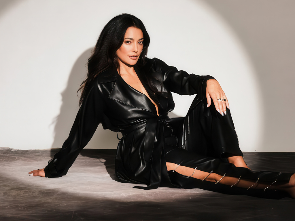 Актриса Натали Мартинес в черном кожаном костюме на фоне серой стены