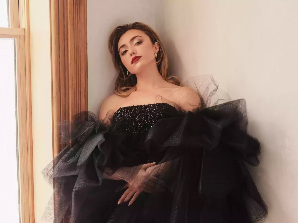 Актриса Пейтон Рой Лист в черном платье стоит у стены