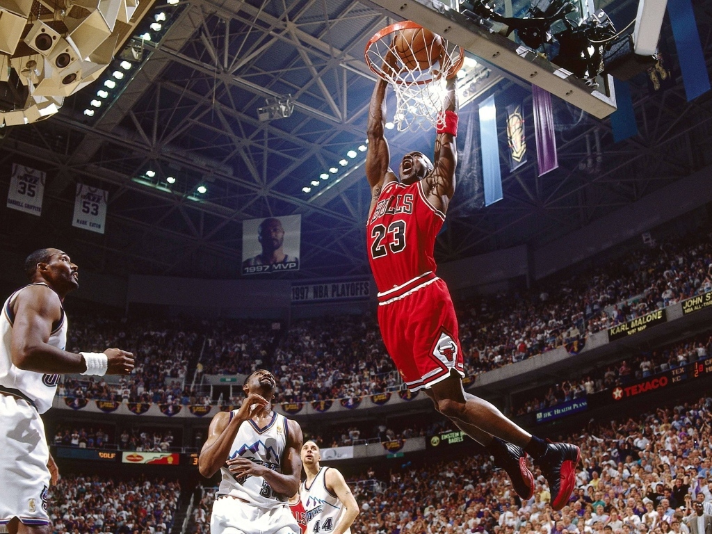 Баскетболист Майкл Джордан забрасывает мяч в кольцо
