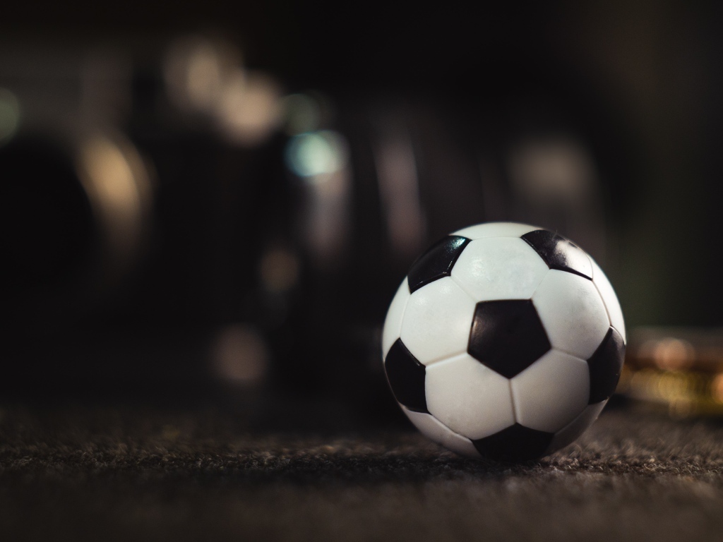 Черно - белый футбольный мяч