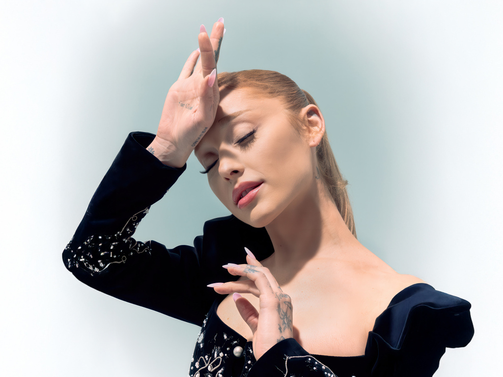 Милая американская актриса и певица Ариана Гранде с закрытыми глазами