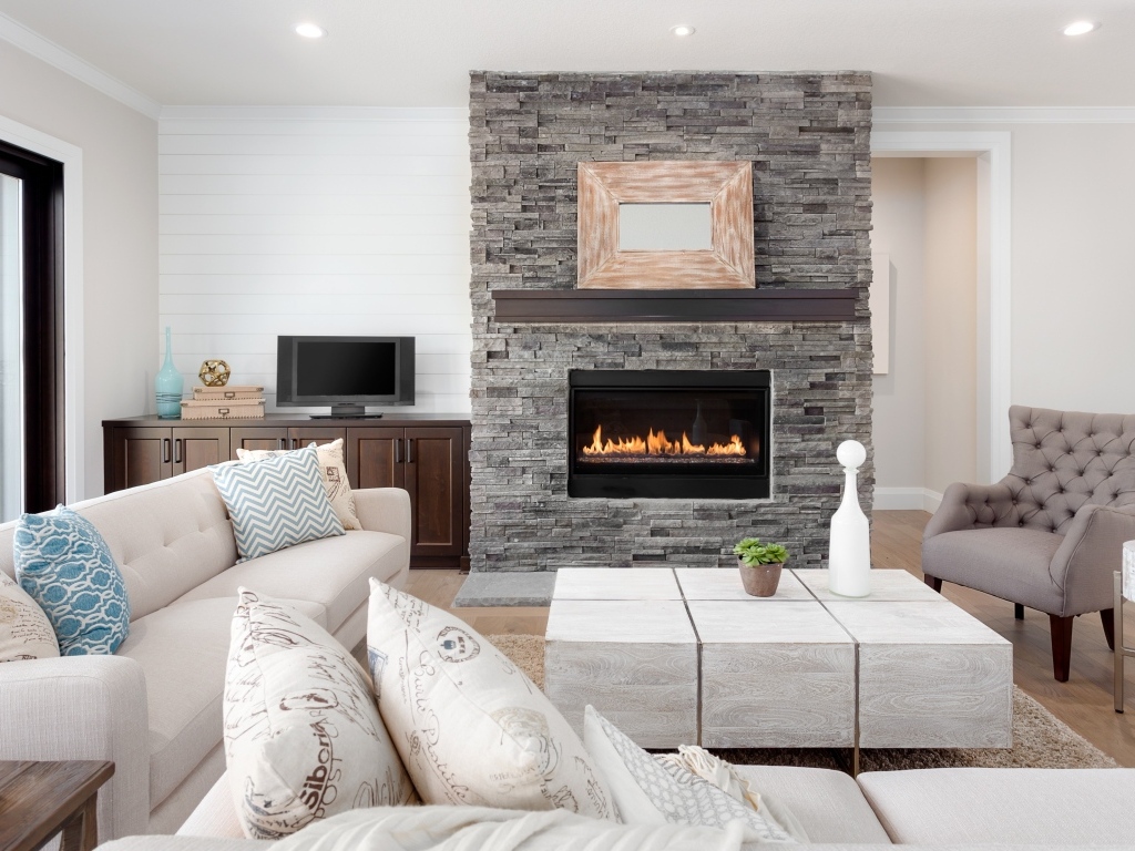 Большая гостиная с камином в современном стиле