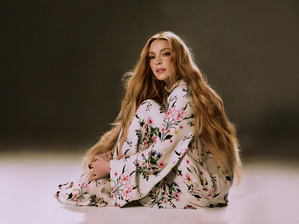 Популярная актриса Линдси Лохан в платье сидит на полу