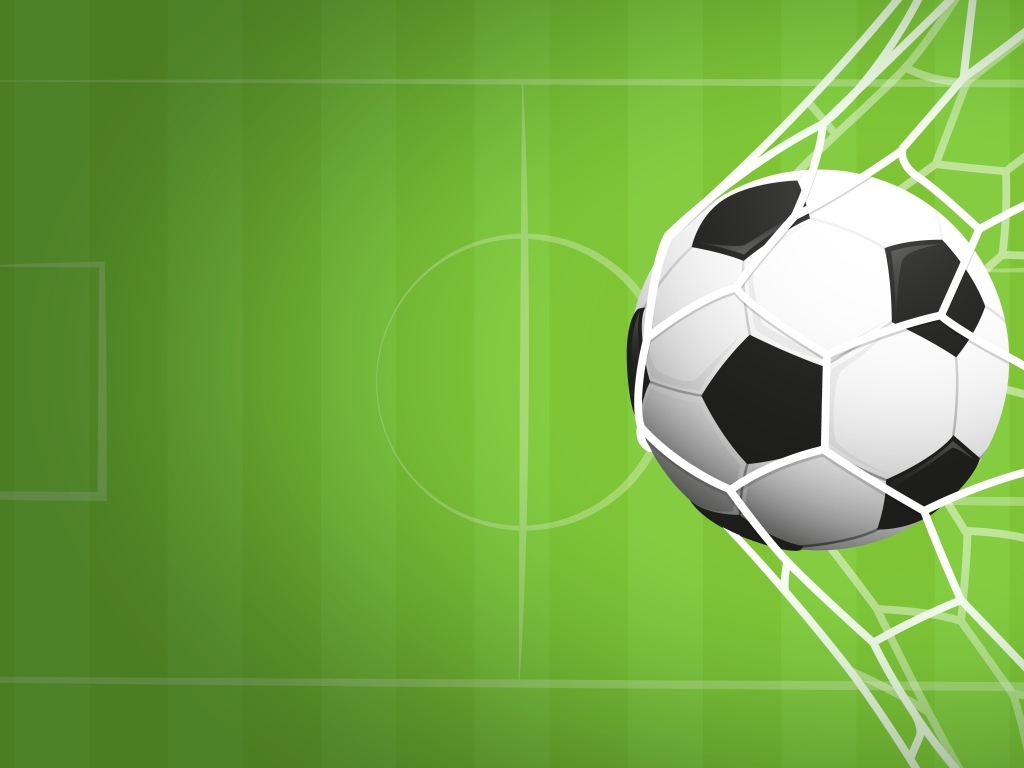 Футбольный мяч в воротах на фоне поля