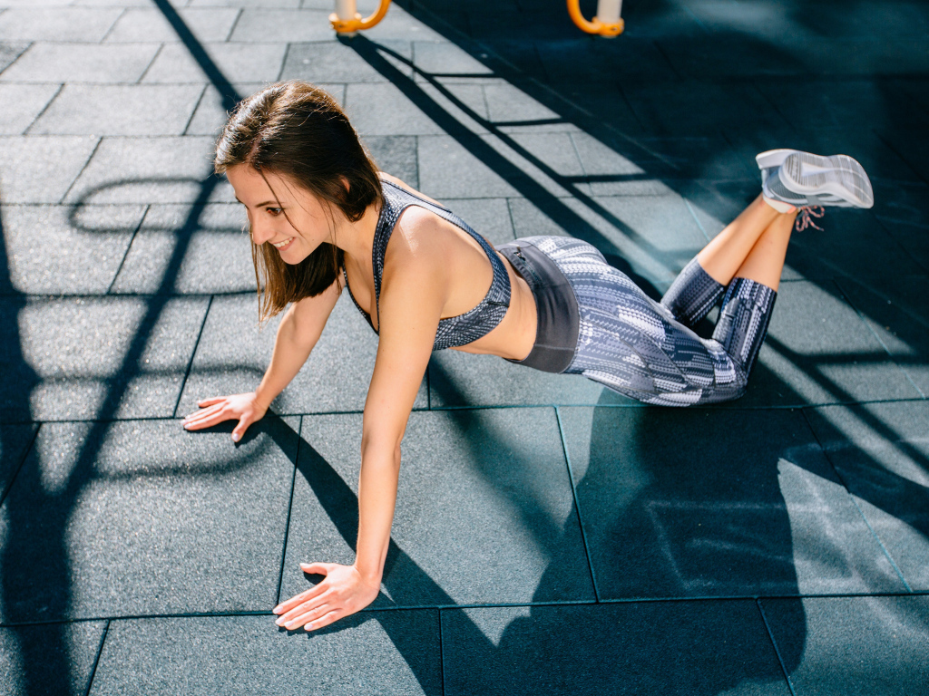 Спортивная девушка делает упражнения в спортзале