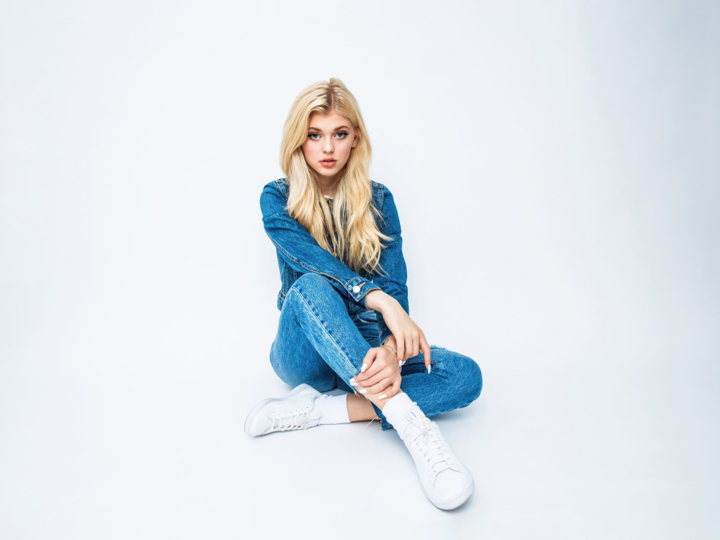 Молодая блондинка в джинсовом костюме Лорен Грей