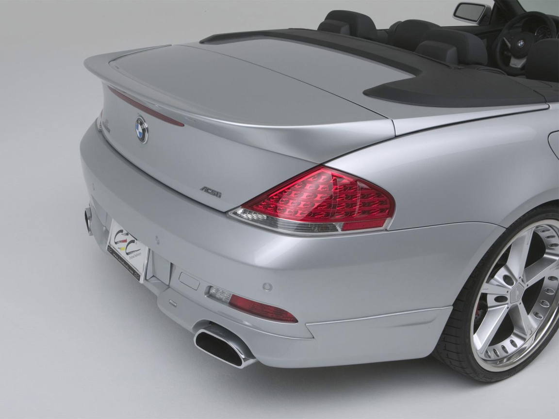 Автомобиль BMW 645 вид сзади