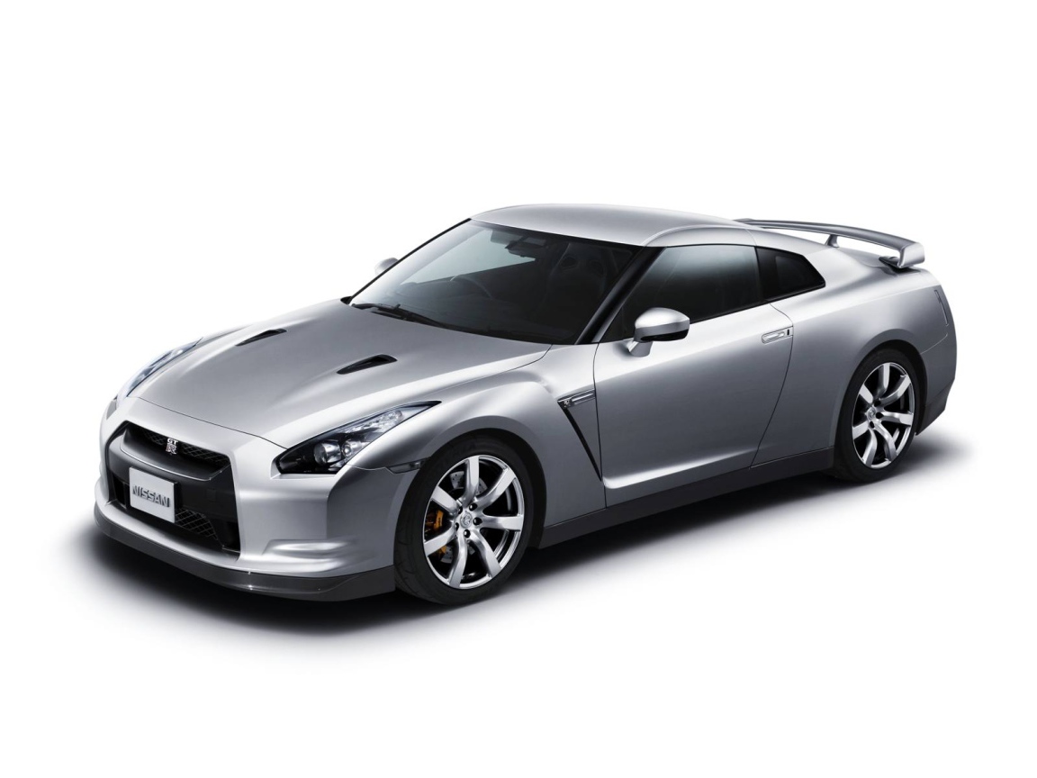 Серебристый Nissan GT