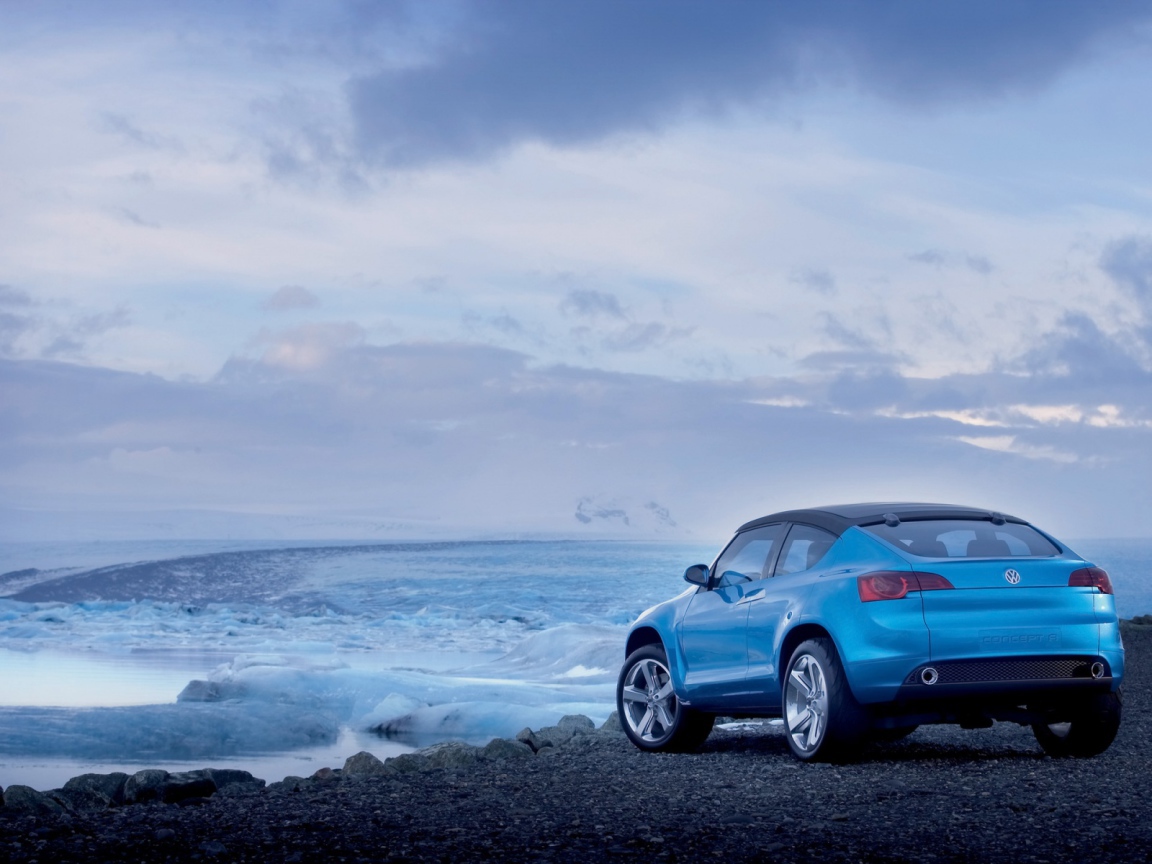 Автомобиль Volkswagen у моря