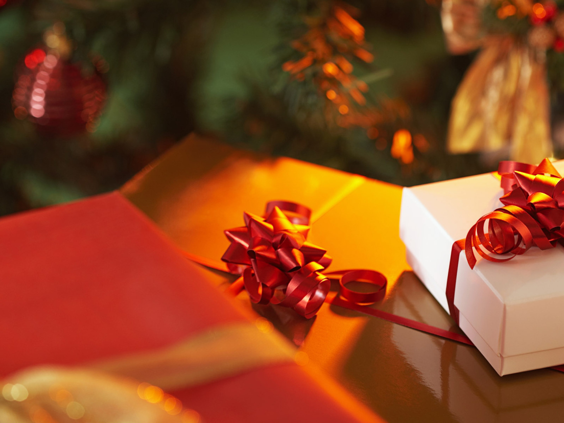 Подарочки под елкой
