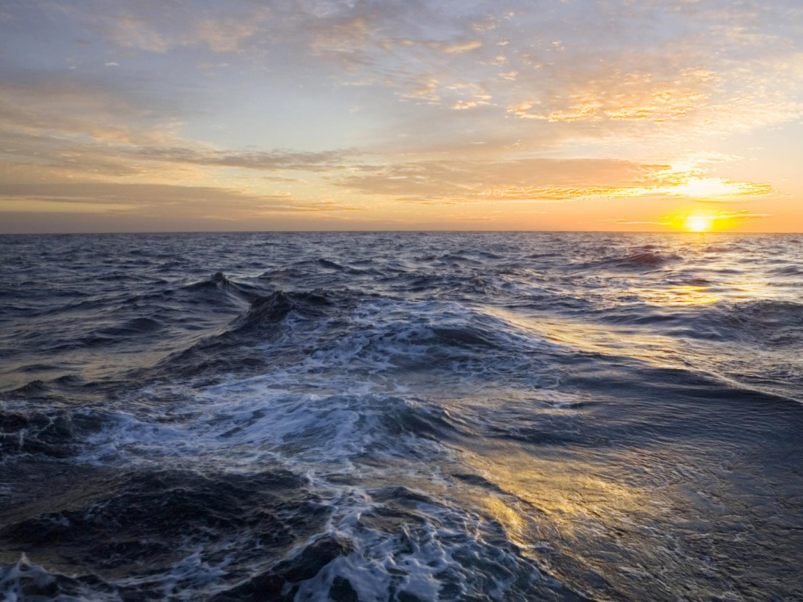 Глубокое синее море на закате