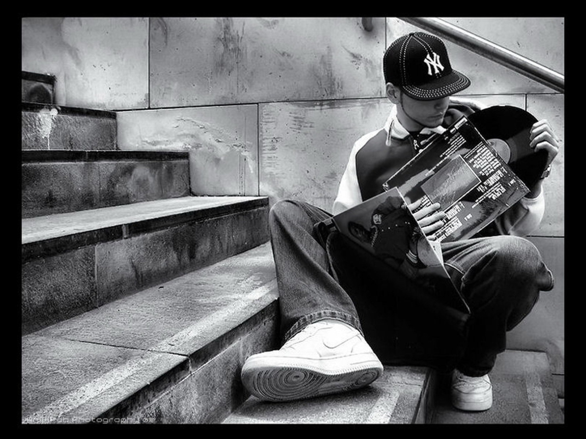 Парень с пластинкой