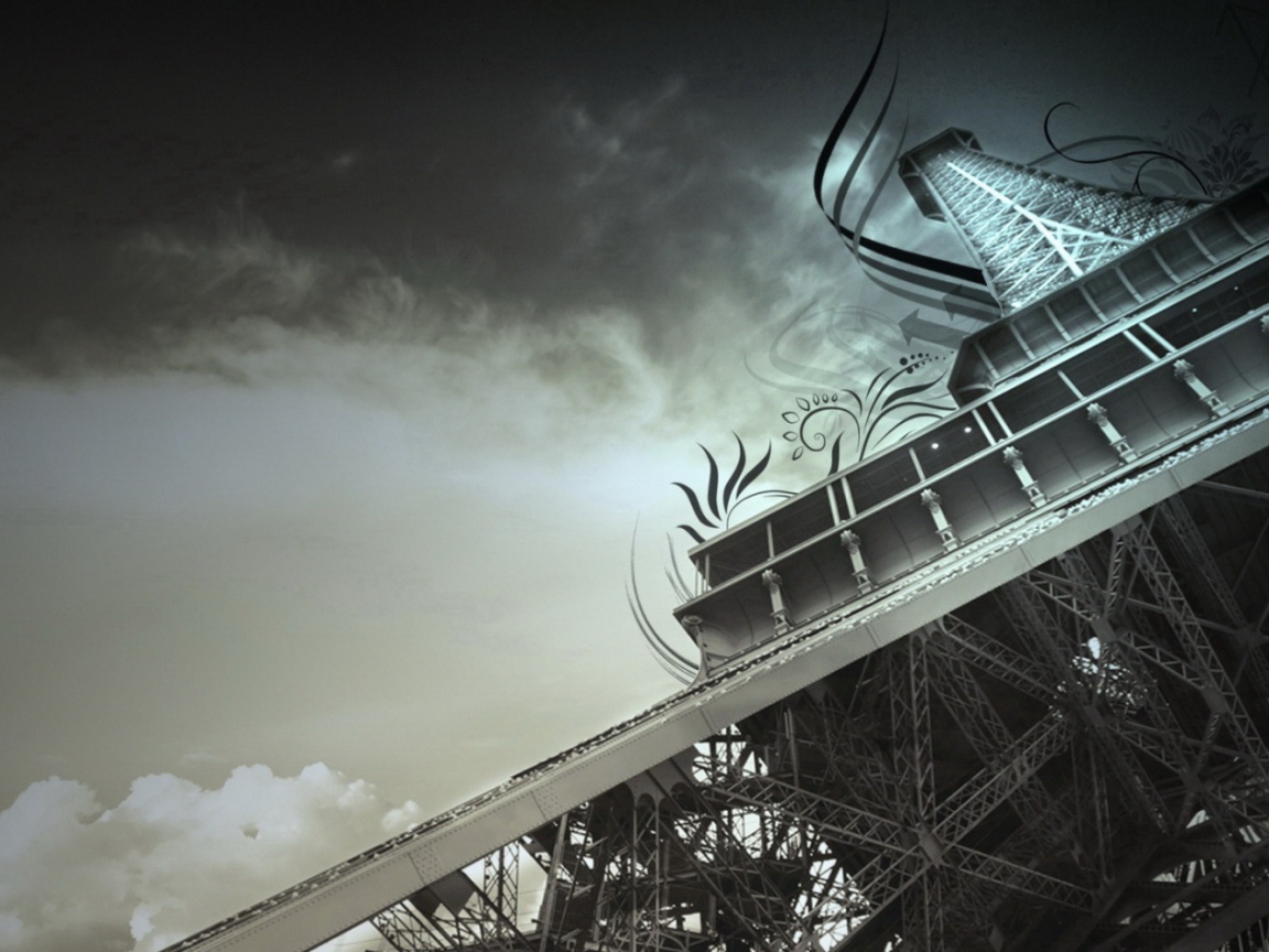 Эйфелева башня в облаках