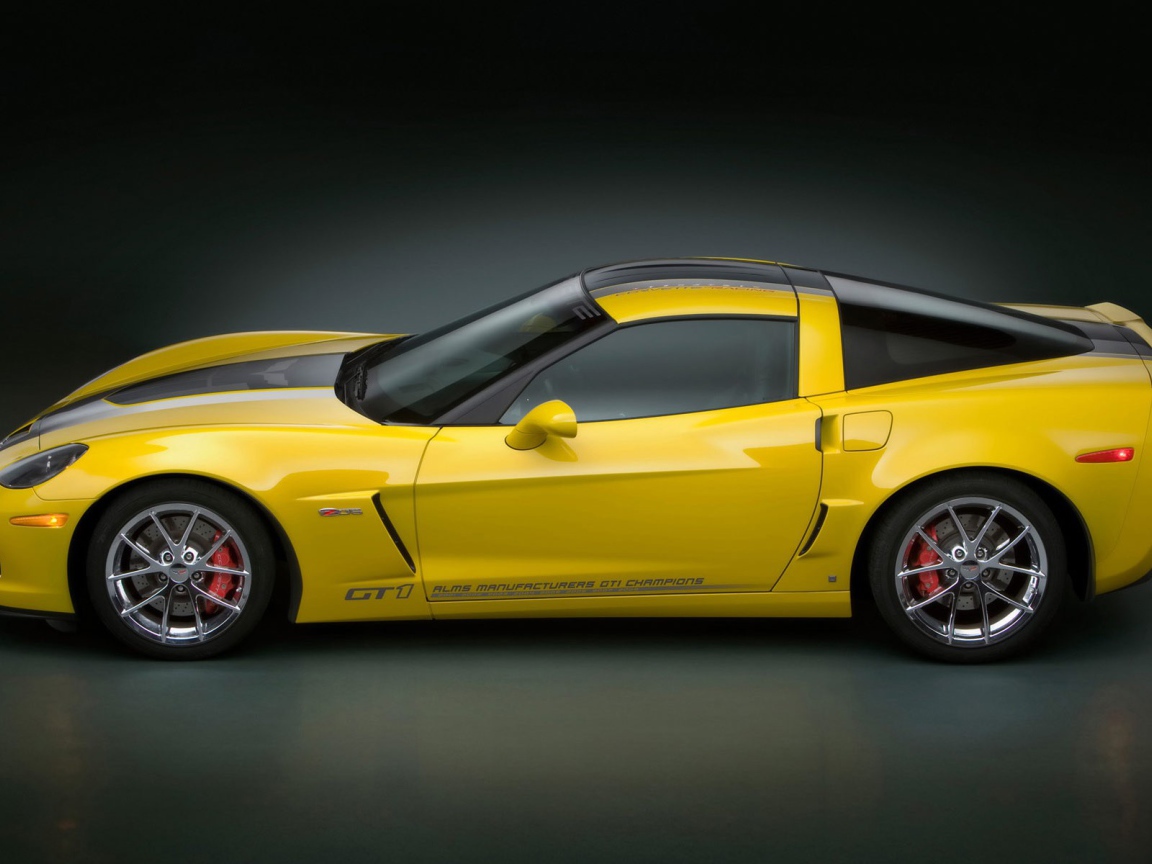 Желтый спорткар