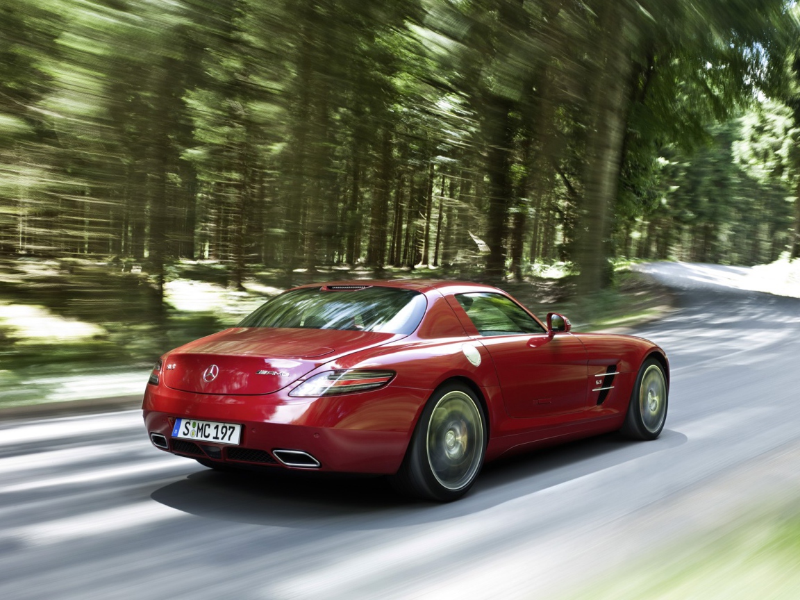 Красный авто Мерседес