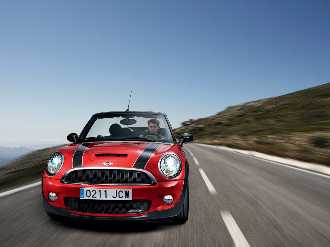 За рулем новенького Mini