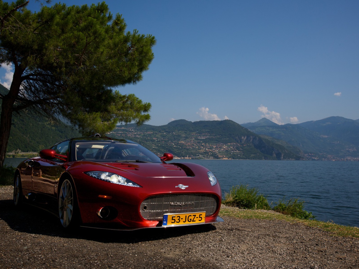 Красивый автомобиль у воды